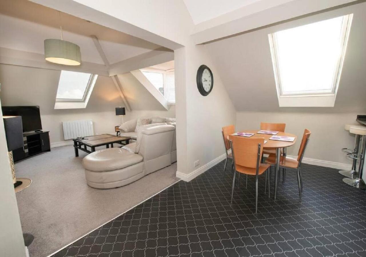 Sandmartin - Top Floor 3-Bed Apartment Sea Views & Parking Scarborough Eksteriør bilde